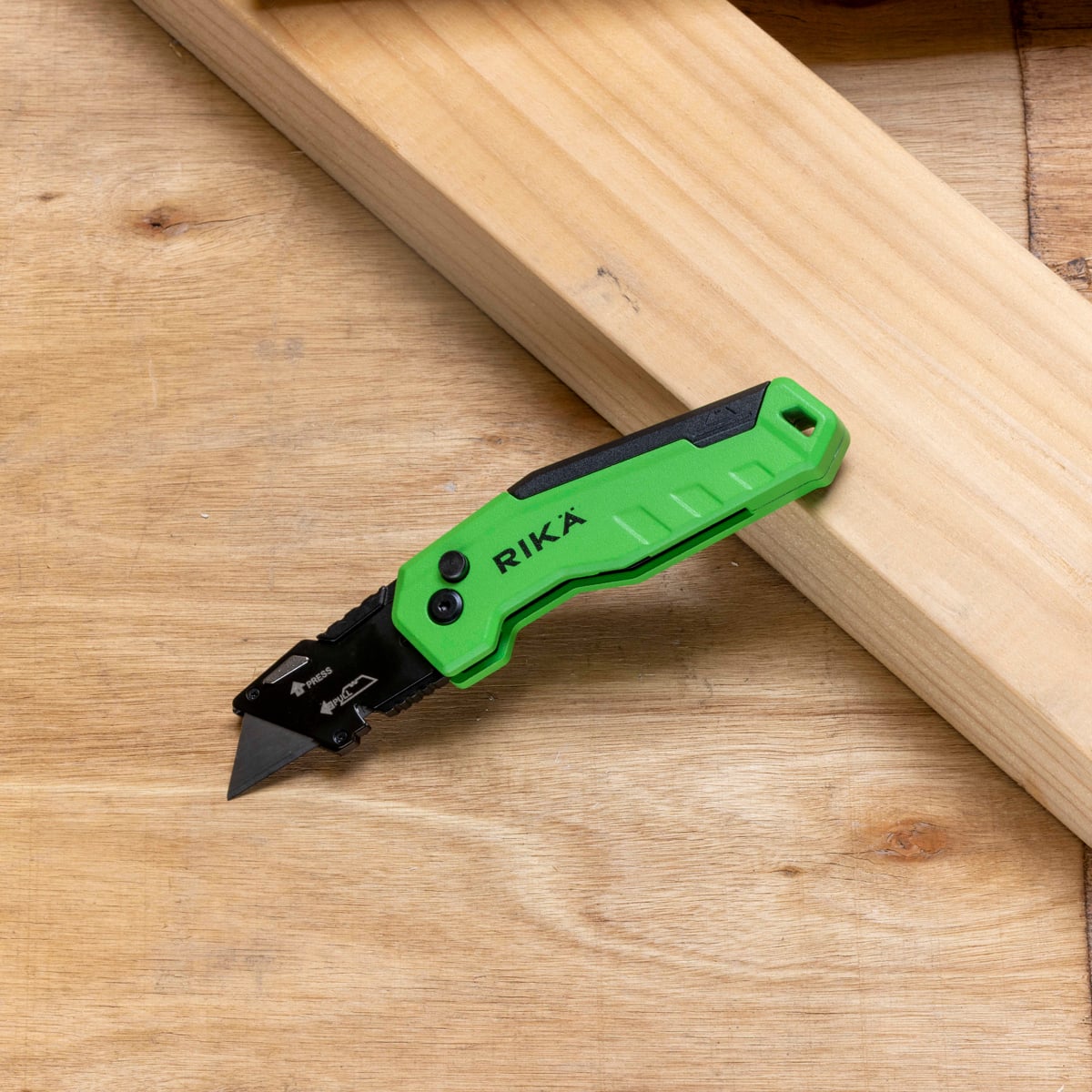 Rikä Retractable Folding Utility Knife | Integrated Blade Storage